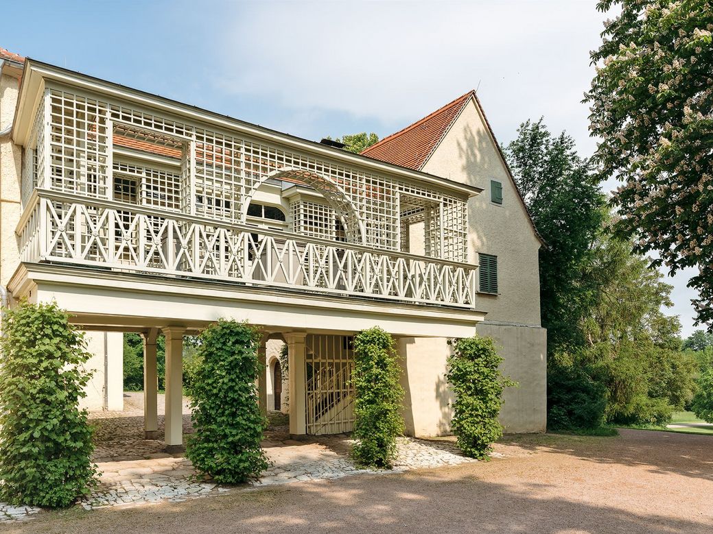 Schloss Tiefurt Zwei Gebäudeteile eines Schlosses werden durch einen Altangang verbunden