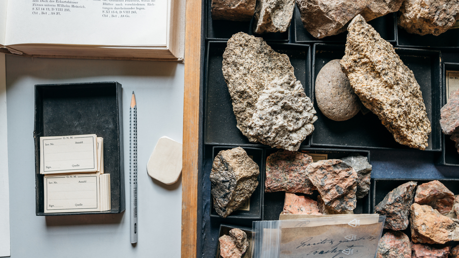 Forschung Blick in eine Schublade von Goethes Mineralienschränken