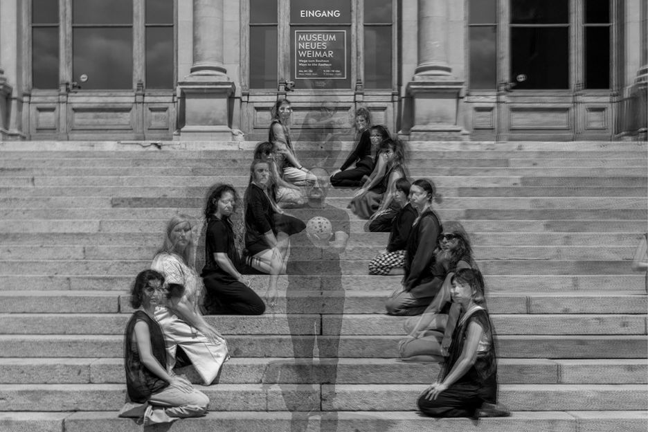 Studierende der Bauhaus-Universität Weimar performen auf der Außentreppe des Museum Neues Weimar 2025, Fotocollage von Suse Weber