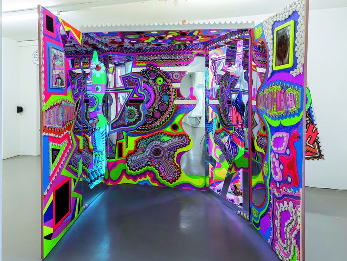 "Beichtstuhl" von Oliver Ross bunte Stellage, die an einen Beichtstuhl erinnert mit psychopathetischem Vokabular