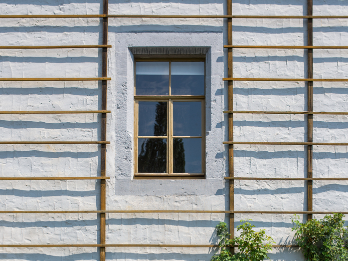 Goethes Gartenhaus Fenster und Rankhilfen an der Fassade von Goethes Gartenhaus