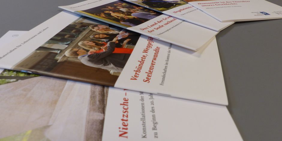 Exkursionshefte der Klassik Stiftung liegen aneinandergereiht auf einem Tisch