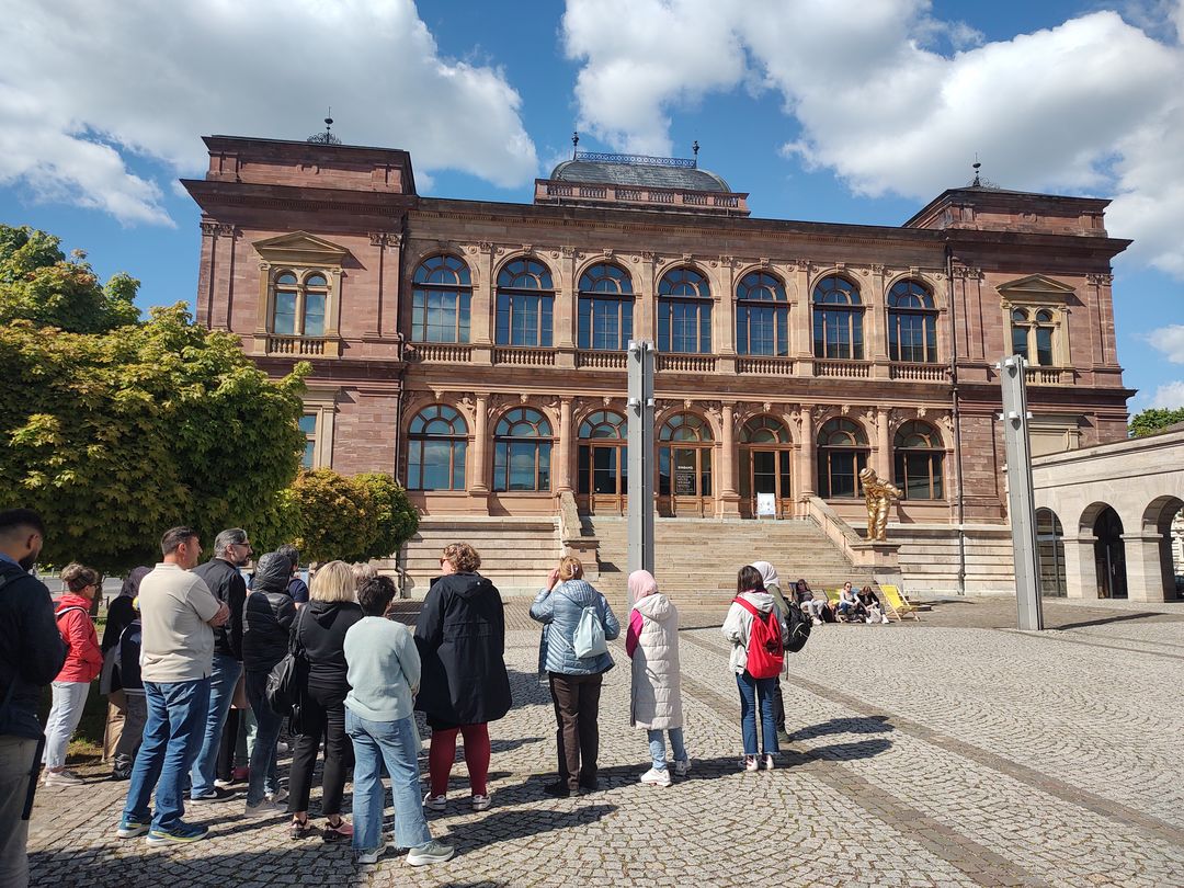 Kunst und Kaffee, Museum Neues Weimar Eine Gruppe steht vor dem Museum Neues Weimar.
