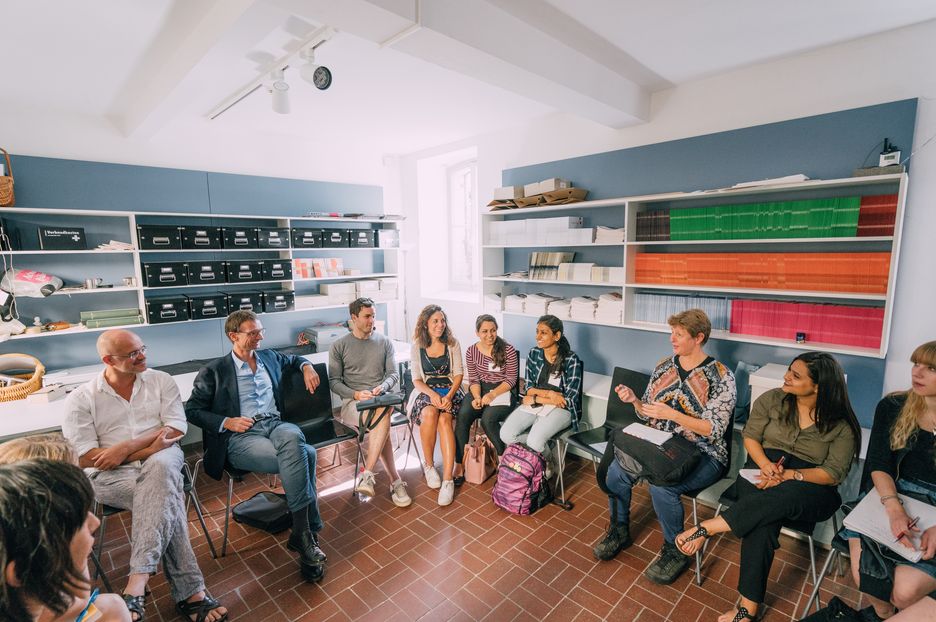 Bildung und Vermittlung Personen verschiedener Altergruppen unterhalten sich angeregt in einem Stuhlkreis