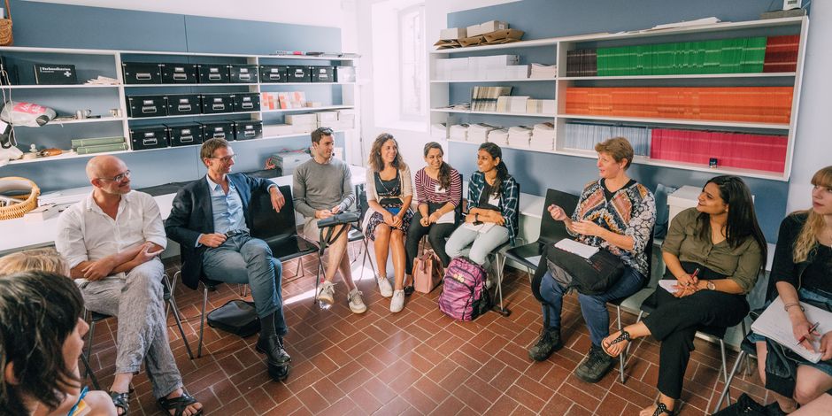 Bildung und Vermittlung Personen verschiedener Altergruppen unterhalten sich angeregt in einem Stuhlkreis