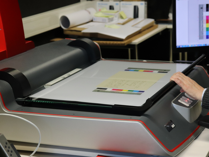 Arbeiten in der Digitalisierung des Goethe- und Schiller-Archivs Scanner in der Digitalisierungswerkstatt des Goethe- und Schiller-Archivs