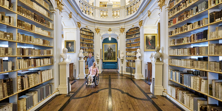 Herzogin Anna Amalia Bibliothek Gäste im Rokokosaal der Herzogin Anna Amalia Bibliothek